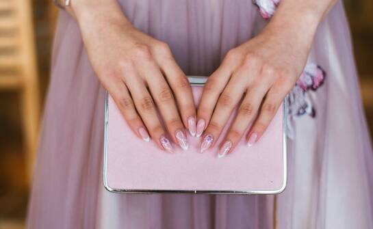 Manicure Hrubieszów – jak dostosowujemy stylizację do potrzeb klientki?