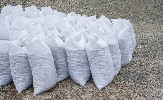 Jakie właściwości wyróżniają polipropylen wykorzystywany do produkcji worków na kamienie z siatki?