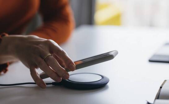 Ładowarki indukcyjne jako element inteligentnego domu – analiza trendów