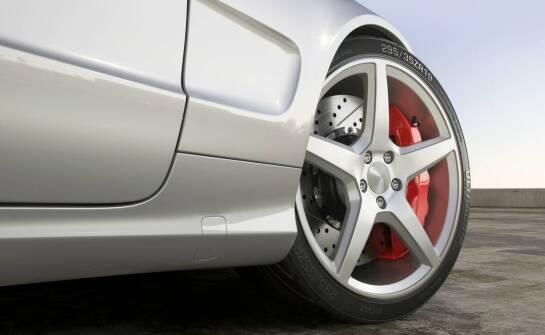 Jak technologia lakierowania wpływa na odporność felg aluminiowych?