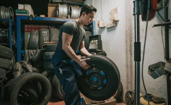 Jakie usługi wulkanizacyjne są dostępne dla aut osobowych w nagłych przypadkach?