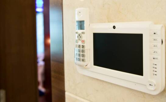 Jak montaż wideodomofonu może poprawić bezpieczeństwo posesji?