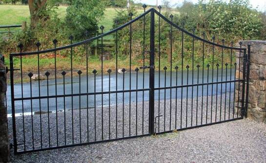 Proces cynkowania w produkcji bram skrzydłowych – dlaczego jest ważny?