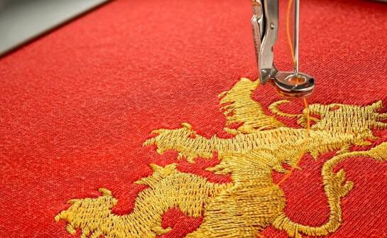 Jakie są etapy tworzenia haftowanych sztandarów od koncepcji do realizacji?