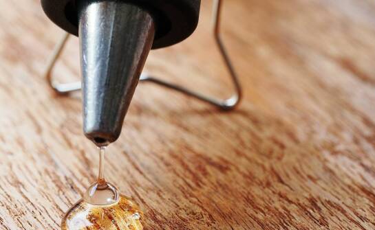 Jak wybrać odpowiednią prasę do klejenia drewna? Poradnik dla stolarzy i producentów mebli