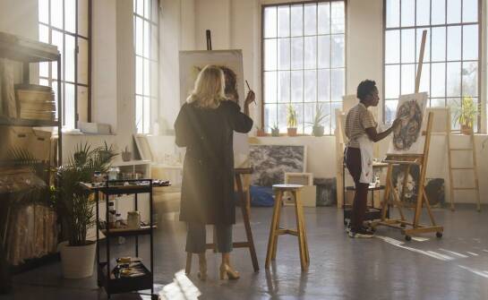 Dlaczego warto uczestniczyć w warsztatach malowania na szkle i drewnie?