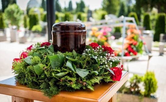 Znaczenie personalizacji urny w ceremonii pogrzebowej