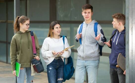 Wpływ wycieczek edukacyjnych na rozwój uczniów w niepublicznym liceum Katowice