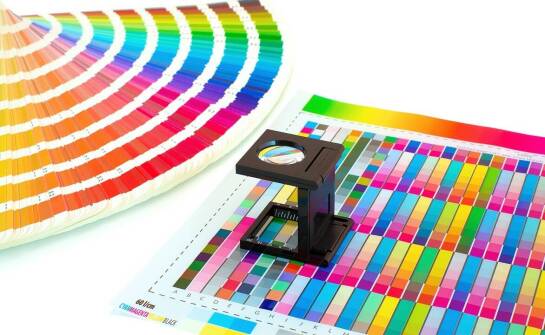 Drukarnia online a tradycyjna: jakie są różnice w ofercie etykiet i naklejek?