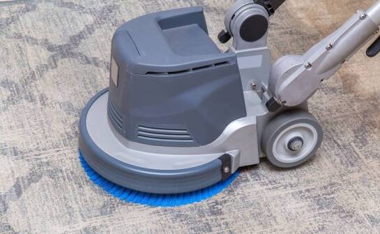 Jakie są kluczowe aspekty konserwacji profesjonalnego sprzętu do sprzątania?