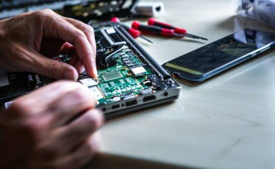 Jakie możliwości modernizacji oferuje serwis komputerowy dla laptopów?