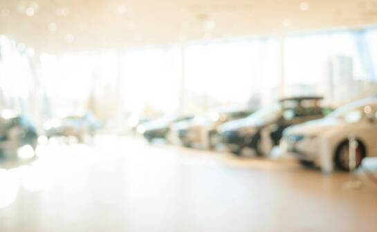 Porównanie modeli luksusowych aut w kolekcji kolekcjonerskiej