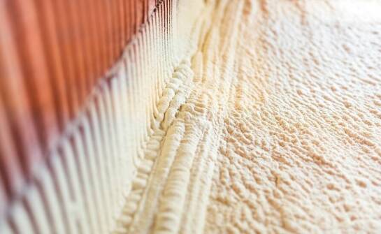 Zalety ocieplania natryskowego dla budynków jednorodzinnych