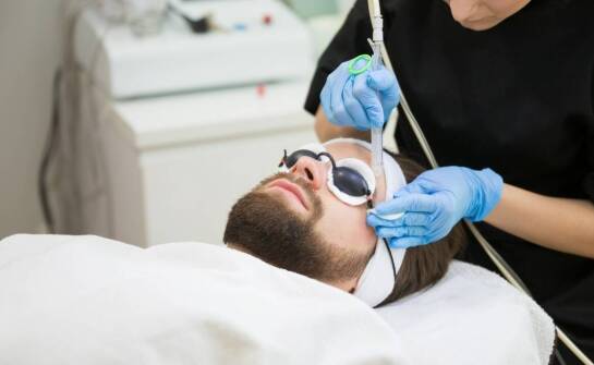 Bezpieczne sposoby na usunięcie tatuażu za pomocą lasera