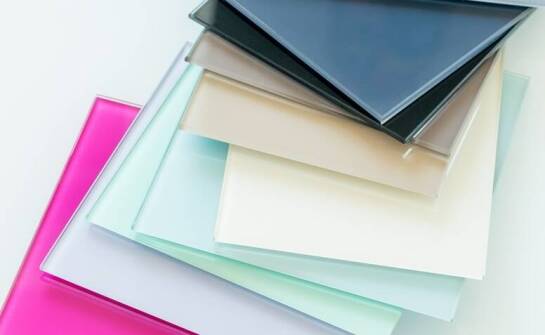 Porównanie poliwęglanu litego z innymi materiałami budowlanymi