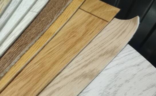 Folia samoprzylepna w branży reklamowej: jak poprawia widoczność marki