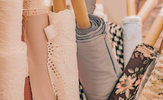 Tkaniny banerowe – różnorodność wzorów i kolorów dla unikalnych projektów