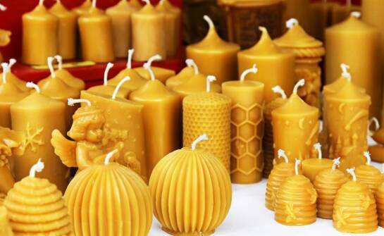 Jakie są różnice między gromnicą woskową a innymi rodzajami świec?