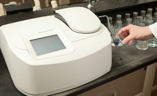 Jak spektrometry emisyjne wspierają kontrolę jakości w przemyśle chemicznym?