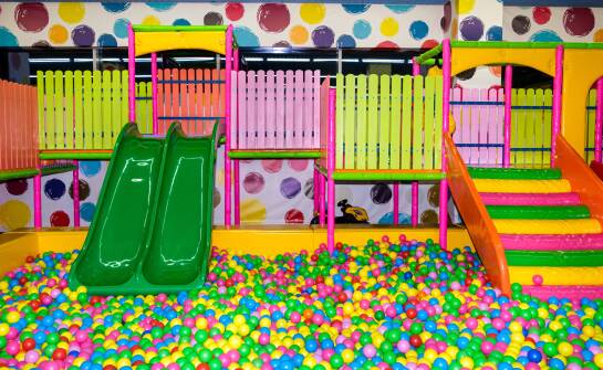 Jak wirtualna rzeczywistość zmienia przestrzeń sal zabaw dla dzieci?