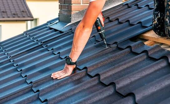 Jakie czynniki wpływają na koszt naprawy dachu w mieście?