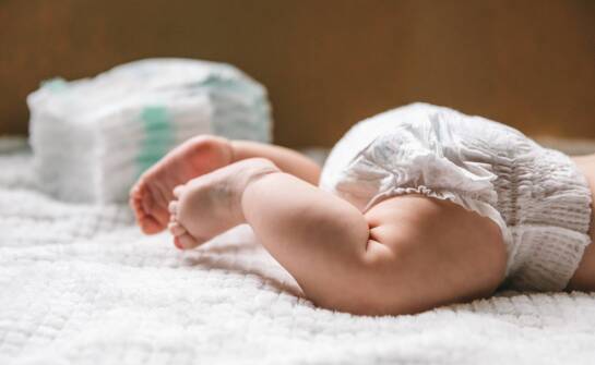 Jakie rozwiązania oferują dystrybutorzy w zakresie pieluszek dla noworodków?