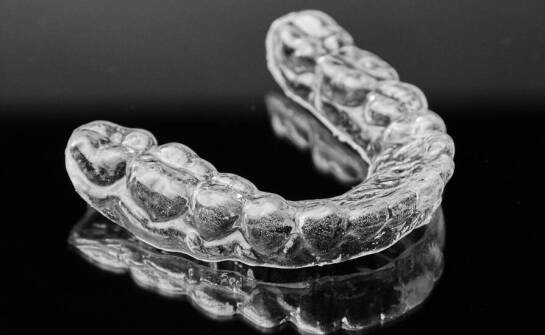 Komfort noszenia aparatów niewidocznych – co warto wiedzieć?