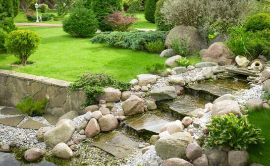 Fontanna do stawu jako element dekoracyjny w przestrzeni prywatnej