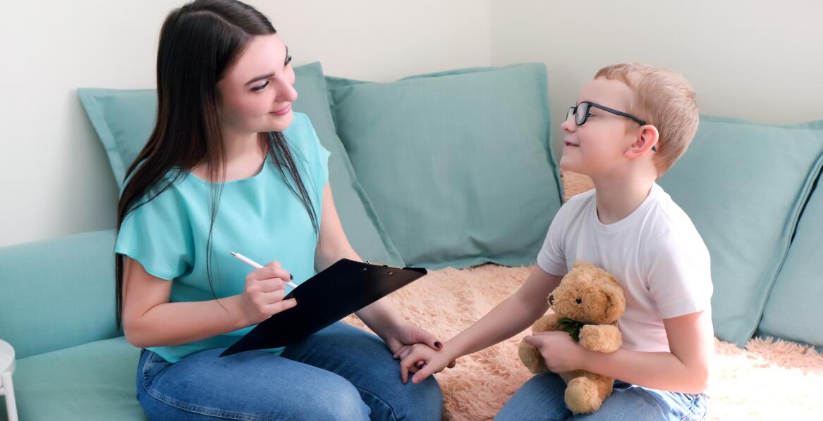 Jak psycholog dziecięcy wspiera dzieci w trudnych sytuacjach rodzinnych?