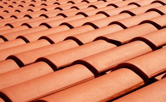 Dachówki cementowe kontra ceramiczne: porównanie trwałości i estetyki