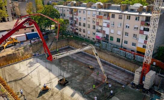 Jak transport i pompowanie wpływają na jakość betonu drogowo-mostowego?