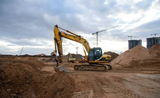 Jakie są kluczowe wyzwania przy korzystaniu z wibromłotów w budownictwie?