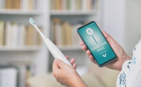 Dlaczego elektryczna szczoteczka do zębów jest skuteczniejsza od manualnej?