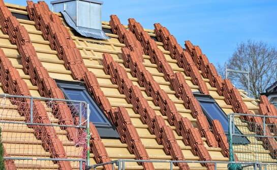 Jak dobrać odpowiednie materiały do specyfiki miejskiej zabudowy przy remoncie dachu?