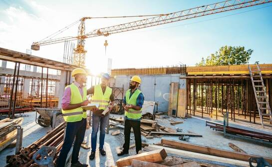 Jak doradztwo techniczne wspiera projektantów w realizacji dachów płaskich?