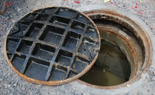 Korzyści z wyboru włazów żeliwnych do systemów kanalizacyjnych