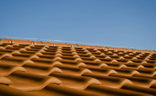 Zalety stosowania dachówki ceramicznej w klimacie umiarkowanym