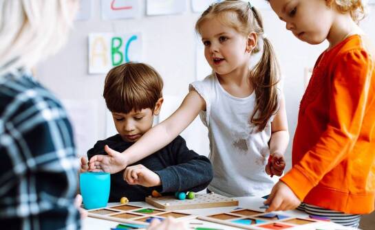 Jak małe grupy zajęciowe wspierają indywidualny rozwój dzieci?