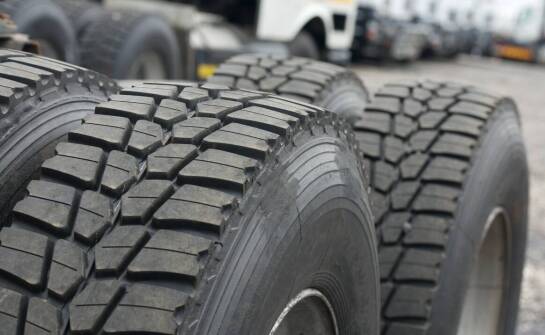 Jak odpowiedni wybór opon 295/80 R22.5 wpływa na redukcję emisji spalin?