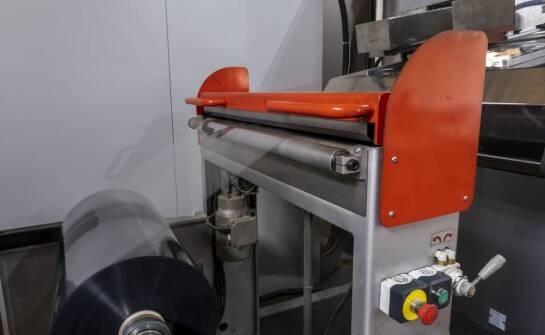 Jakie korzyści przynoszą automatyczne zgrzewarki do folii?