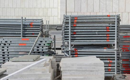 Jak transport rusztowań aluminiowych wpływa na logistykę budowy?