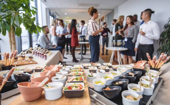 Organizacja przyjęcia firmowego z cateringiem: Kluczowe elementy sukcesu