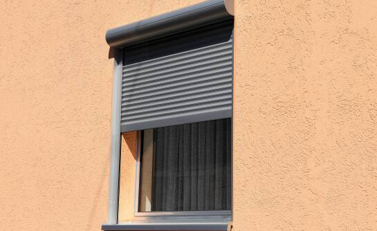 Zalety lekkiej konstrukcji kurtyn przeciwpożarowych w nowoczesnych budynkach