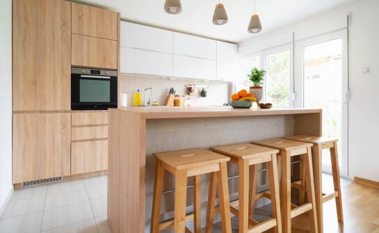 Drewno sosnowe kontra bukowe - co wybrać na kuchenne taborety?