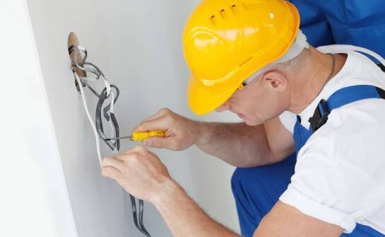 Jakie usługi oferuje profesjonalny elektryk warszawa?