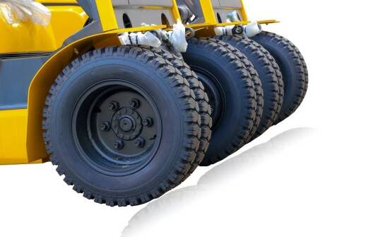 Jakie opony najlepiej sprawdzą się w trudnych warunkach pracy wózka widłowego?