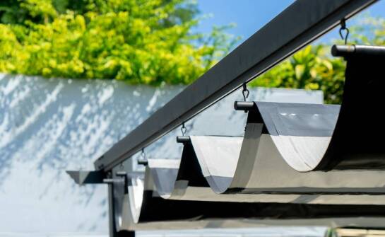 Jak zasłony z plandeki mogą zwiększyć komfort użytkowania tarasu?