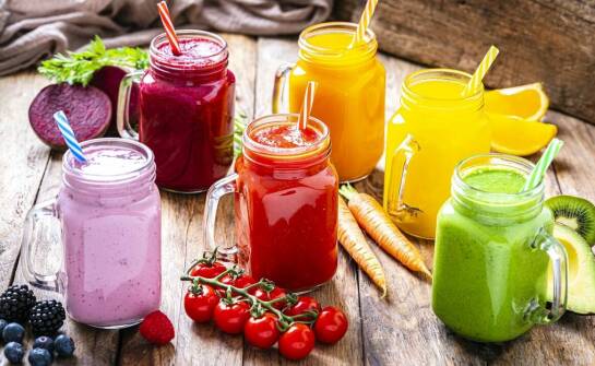 Jak dobrać odpowiednie kubki i mieszadełka do napojów dla swojego lokalu?