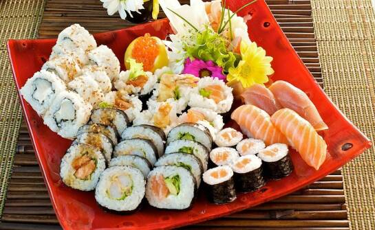 Jakie sushi na telefon w Bydgoszczy najlepiej sprawdzi się na piątkowy wieczór?