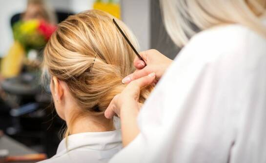 Jak dobry fryzjer tworzy idealne fryzury ślubne i okolicznościowe?